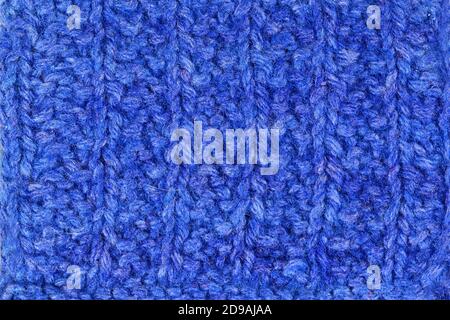 Fond bleu tricoté à la main. Motif vintage de tricot à la main rustique du milieu du siècle dernier. Bleu vintage laine gros plan et te Banque D'Images