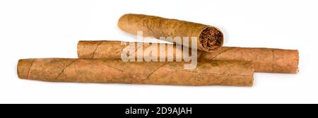 Trois cigarillos de tabac isolés sur fond blanc. Macro, gros plan haute résolution. Banque D'Images