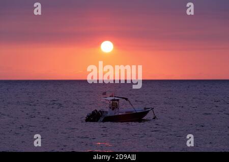 Coucher de soleil sur l'océan indien, Madagascar Nosy Be plage avec silhouette de bateau. Voyage Afrique pour le concept de vacances. Banque D'Images