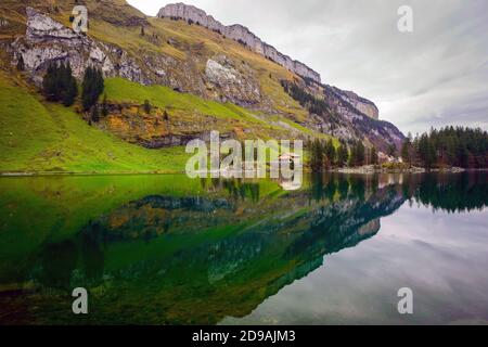 Beau paysage autour du lac Seealpsee dans la gamme Alpstein du canton d'Appenzell Innerrhoden, Suisse. Banque D'Images