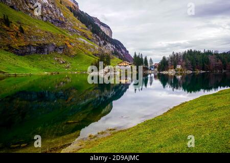 Beau paysage autour du lac Seealpsee dans la gamme Alpstein du canton d'Appenzell Innerrhoden, Suisse. Banque D'Images