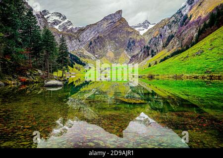 Beau paysage autour du lac Seealpsee dans la gamme Alpstein du canton d'Appenzell Innerrhoden, Suisse. Banque D'Images