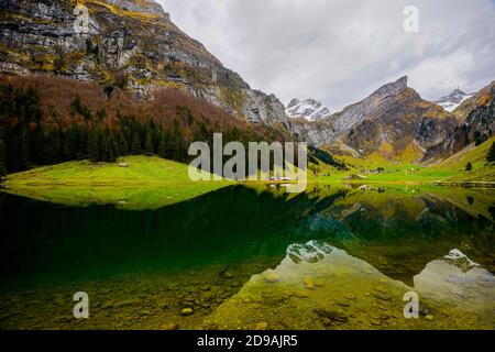 Beau paysage autour du lac Seealpsee dans la gamme Alpstein du canton d'Appenzell Innerrhoden, Suisse. Banque D'Images