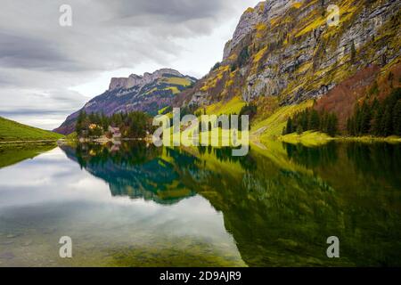 Beau paysage autour du lac Seealpsee dans la gamme Alpstein du canton d'Appenzell Innerrhoden, Suisse. Banque D'Images