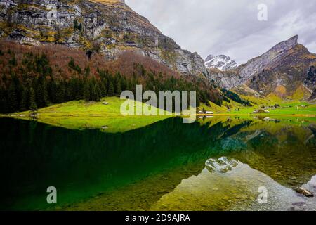 Beau paysage autour du lac Seealpsee dans la gamme Alpstein du canton d'Appenzell Innerrhoden, Suisse. Banque D'Images