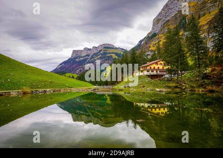 Beau paysage autour du lac Seealpsee dans la gamme Alpstein du canton d'Appenzell Innerrhoden, Suisse. Banque D'Images