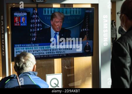 Les gens de la gare de Séoul regardent le candidat à la présidence, Donald Trump, dans les journaux télévisés, lors de l'élection présidentielle américaine le jour de l'élection présidentielle américaine de 2020. Banque D'Images