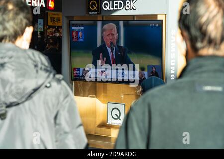 Les gens de la gare de Séoul regardent le candidat à la présidence, Donald Trump, dans les journaux télévisés, lors de l'élection présidentielle américaine le jour de l'élection présidentielle américaine de 2020. Banque D'Images