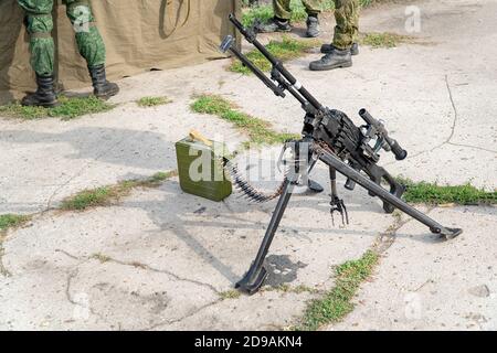 Une mitrailleuse légère sur un bipod avec des vues télescopiques Banque D'Images