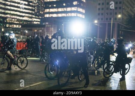 Seattle, États-Unis. 3 novembre 2020. Tard dans la soirée, le soir des élections, la police pousse les manifestants de BLM hors de la rue sur le trottoir sur la 6ème avenue juste après les sphères de l'Amazone. Crédit : James Anderson/Alay Live News Banque D'Images