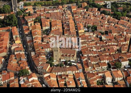 Argeles-sur-Mer (sud de la France) : vue aérienne du centre historique, de l'église gothique de Santa Maria del Prat, Òplace Saint-Come et Saint-DamienÓ s Banque D'Images