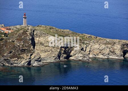 Pyrénées-Orientales (Pyrénées orientales, sud de la France) : vue aérienne de la pointe "Cap Bear", de son phare et de ses casemates Banque D'Images