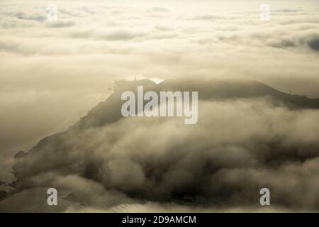 Pyrénées-Orientales, Port-Vendres (Pyrénées de l'est, sud de la France) : vue aérienne de la Pointe ÒCap BearÓ à l'aube, au milieu de stratus Banque D'Images