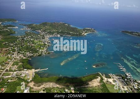 Antilles, Antigua-et-Barbuda : vue aérienne du port de plaisance d'Antigua, au sud de l'île. Sur la droite, Falmouth Harbour. Banque D'Images