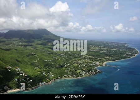 Les Caraïbes, Saint-Kitts-et-Nevis : vue aérienne de la baie Jones, au nord de l'île Nevis.