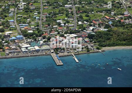 Les Caraïbes, Saint-Kitts-et-Nevis : vue aérienne de la baie et du port de plaisance de Charlestown sur l'île Nevis. Banque D'Images