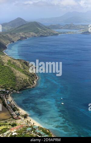 Les Caraïbes, Saint-Kitts-et-Nevis : vue aérienne de la baie de Basseterre sur l'île de Saint-Christopher. En arrière-plan, l'île de Nevis séparée par un sha Banque D'Images