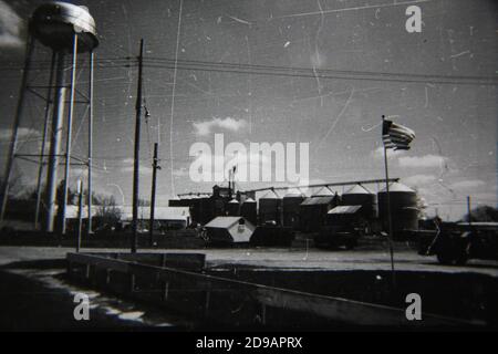 Belle photographie en noir et blanc vintage des années 1970 d'une usine de transformation agricole. Banque D'Images