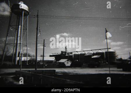 Belle photographie en noir et blanc vintage des années 1970 d'une usine de transformation agricole. Banque D'Images