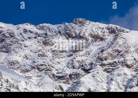 Paysage de montagnes enneigées dans les Pyrénées aragonaises. Près de la vallée d'Aguas Tuertas, Hecho et Anso, Huesca, Espagne. Banque D'Images