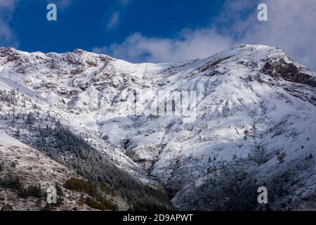 Paysage de montagnes enneigées dans les Pyrénées aragonaises. Près de la vallée d'Aguas Tuertas, Hecho et Anso, Huesca, Espagne. Banque D'Images