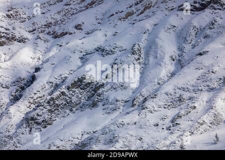 Paysage de montagnes enneigées dans les Pyrénées aragonaises. Près de la vallée d'Aguas Tuertas, Hecho et Anso, Huesca, Espagne. Banque D'Images