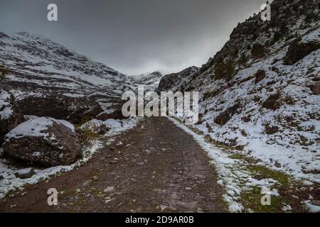 Montagnes enneigées dans les Pyrénées aragonaises. Chemin des pâturages de Guarrinza à la vallée d'Aguas Tuertas, Hecho et Anso, Huesca, Espagne. Banque D'Images