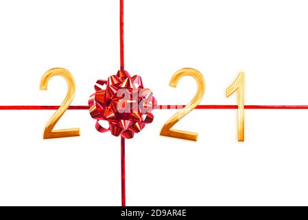 2021 numéros dorés, noeud cadeau rouge et ruban isolés sur carte blanche, du nouvel an et de noël Banque D'Images