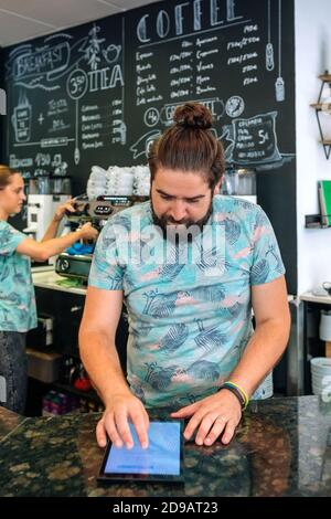 Le propriétaire du café examine les comptes professionnels Banque D'Images