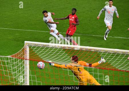 Goalchance Serge GNABRY (FC Bayern Munich), tiré, se retire, action, duels contre Sekou KOITA (Salzbourg). Cican STANKOVIC, goalwart (Salzbourg) parrie le ballon. FC Red Bull Salzburg - FC Bayern Munich 2-6 football Champions League, Groupe A, stade de groupe, 3e jour de match, le 3 novembre 2020 RED BULL ARENA SALZBURG. LES RÉGLEMENTATIONS DFL INTERDISENT TOUTE UTILISATION DE PHOTOGRAPHIES COMME SÉQUENCES D'IMAGES ET/OU QUASI-VIDÉO. | utilisation dans le monde entier Banque D'Images