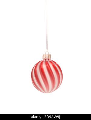 Boule de Noël tordue en verre brillant rouge et blanc accrochée à une corde. Isolé sur fond blanc. Décoration de Noël, ambiance festive con Banque D'Images