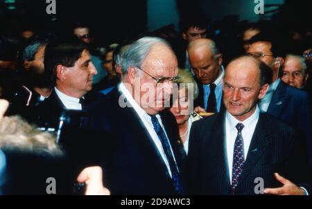 Bundeskanzler Helmut Kohl mit Ferdinand Piech (rechts) beim Messerundgang auf der IAA à Francfort, Allemagne 1993. Banque D'Images