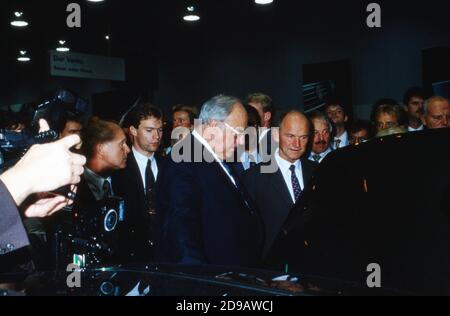 Bundeskanzler Helmut Kohl mit Ferdinand Piech (rechts) beim Messerundgang auf der IAA à Francfort, Allemagne 1993. Banque D'Images