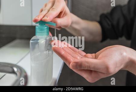 gros plan. homme pressant le distributeur avec du savon bactéricide. Banque D'Images