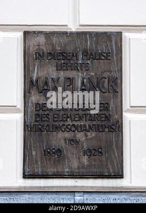 Plaque commémorative pour Max Planck à l'Université Humboldt où il a enseigné de 1889 à 1928. Unter den Linden, Mitte, Berlin. Banque D'Images