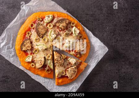 Pizza à la citrouille d'automne avec légumes sur fond noir Banque D'Images