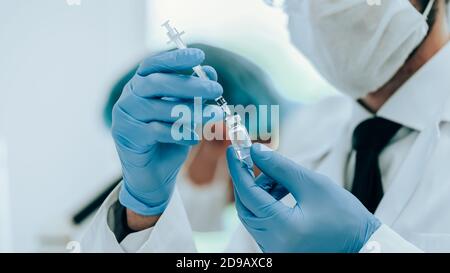 groupe de scientifiques menant des essais du nouveau vaccin . Banque D'Images