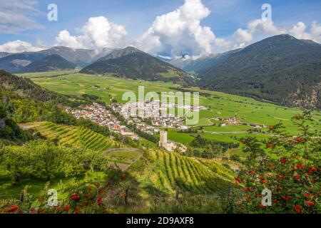 Vue aérienne du centre historique de Burgusio, Malles, et du château du Prince, Val Venosta, Tyrol du Sud, Italie Banque D'Images