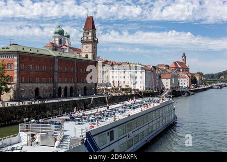 Danube Passau Allemagne bateau de croisière avec touristes à bord arrivée à l'embarcadère Banque D'Images