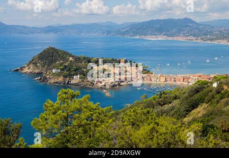 Vue aérienne de la 'Baia del Silenzio' (baie du Silence) à Sestri Levante, côte ligure, province de Gênes, Italie. Banque D'Images