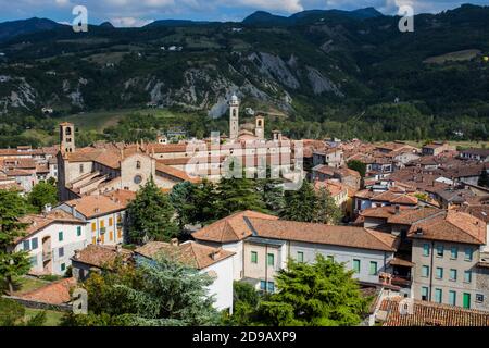 Le paysage de la ville médiévale de Bobbio, province de Piacenza, Émilie-Romagne, Italie Banque D'Images