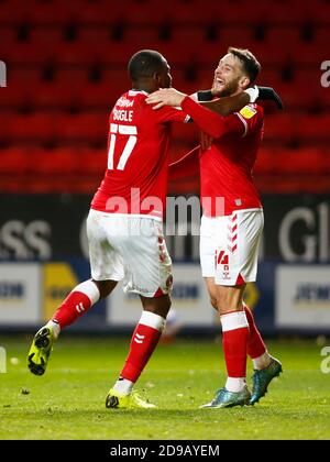 WOOLWICH, Royaume-Uni, NOVEMBRE 03 : le Conor Washington de Charlton Athletic célèbre avec Omar Bogle de Charlton Athletic lors de la Sky Bet League One Banque D'Images