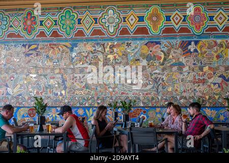 Les personnes qui dînent au restaurant de l'horloge pendant la pandémie du coronavirus À Melbourne, Australie Banque D'Images