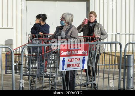 Complexe commercial Lakeside Shopping Complex West Thurrock Essex, Royaume-Uni. 4 novembre 2020. Les clients de dernière minute peuvent profiter au maximum du beau temps pour faire le plein d'articles essentiels avant de les garder à Costco Cash et de les transporter au parc de détail Lakeside West Thurrock Essex crédit : MARTIN DALTON/Alay Live News Banque D'Images