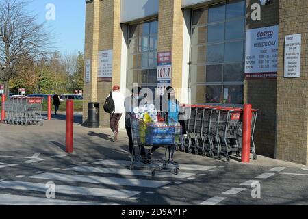 Complexe commercial Lakeside Shopping Complex West Thurrock Essex, Royaume-Uni. 4 novembre 2020. Les clients de dernière minute peuvent profiter au maximum du beau temps pour faire le plein d'articles essentiels avant de les garder à Costco Cash et de les transporter au parc de détail Lakeside West Thurrock Essex crédit : MARTIN DALTON/Alay Live News Banque D'Images