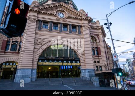 Il n'y a presque personne à la gare centrale de Flinders Street Melbourne en raison du blocage du coronavirus en Australie Banque D'Images