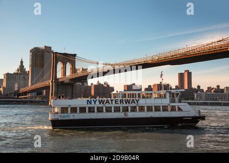 NEW YORK, États-Unis - 01 mai 2016 : bateau NY Waterway à Lower Manhattan. NY Waterway est une compagnie de transport privée qui assure un service de traversier et d'autobus à po Banque D'Images