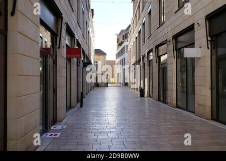 Bordeaux , Aquitaine / France - 11 01 2020 : rue Bordeaux après le confinement demandé par le gouvernement français déserté en raison de la pandémie COVID-19 l Banque D'Images