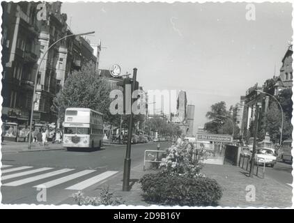 Kurfürstendamm Berlin 1954 avec mémorial Gedächtniskirche und Doppeldecker bus - bus à impériale Banque D'Images