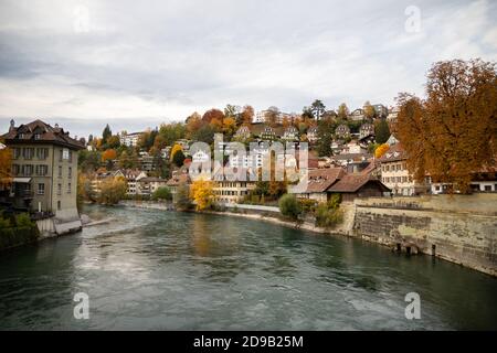 Berne Suisse - 10.25.2020 vue de Berne et de l'Aare en automne depuis Untertorbruecke. Architecture bernoise Banque D'Images